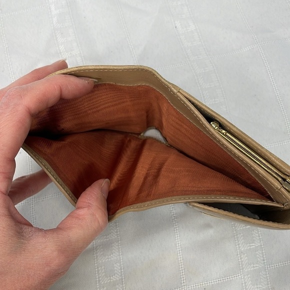 Ferragamo Compact Wallet Beige Leather Gancini Clasp and Kisslock - Picture 15 of 17